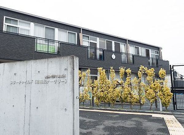 スターチャイルド≪荏田北ナーサリー≫ 徒歩18分。保育園が徒歩圏内にあることで、雨の日も安心の送迎が可能に。共働き家庭にも嬉しい早朝・延長対応で、急な発熱やお迎えにも柔軟に対応。 1440m