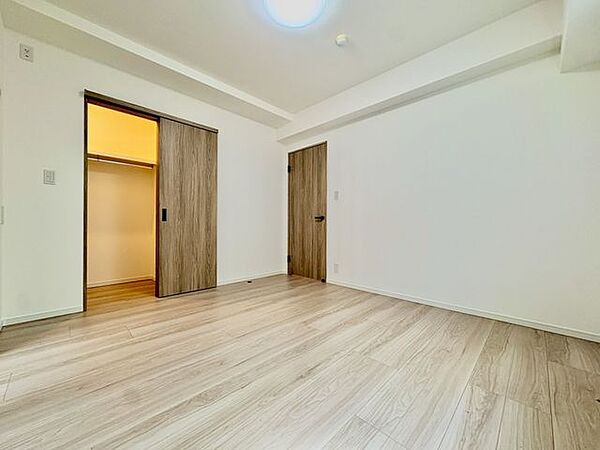 【子供部屋】通風良好な角部屋構造が、すべての居室に爽やかな風と心地よい開放感をもたらすレイアウト。日々の暮らしの快適性と健やかなプライベート空間を力強く支えます。