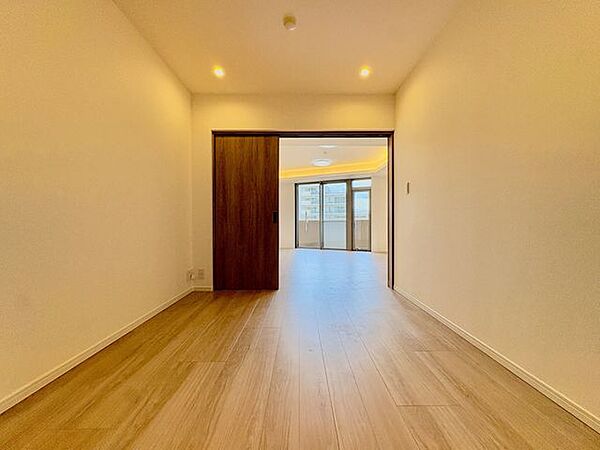 【洋室】専有面積80.75m2のゆとりを活かした3LDK設計。全居室収納が叶う暮らしがお部屋の広さを有効に引き出し、すっきりとした美しい住空間をスマートに実現します。