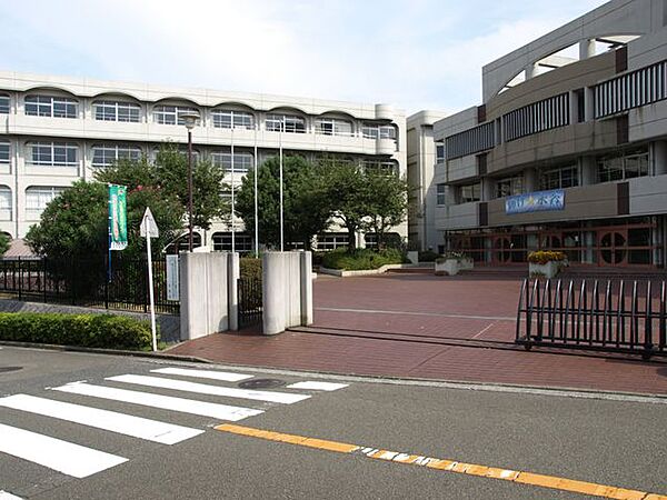 「神奈川県立永谷高校」まで徒歩21分のロケーション。お子様の毎日の通学動線がしっかりとイメージしやすく、安心して送り出せる健やかな教育環境をスマートに実現します。 1680m