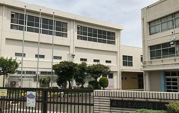 多感な時期を過ごすお子様にふさわしい「横浜市立平戸中学校」まで徒歩18分。お友達との登下校の会話も弾む、健やかなスクールライフをスマートに実現します。 1390m