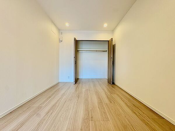 【室内】全室クロスおよび床材を新規リフォーム済みの美しい室内空間。どのお部屋もクリーンで心地よく、お好みのインテリアで彩る新しい暮らしを確実に形にします。