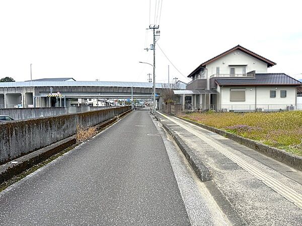 前面道路　公道　南側（一方通行）　幅員約6m