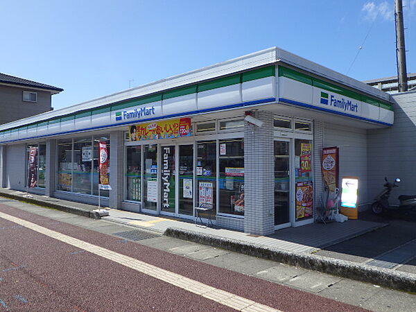 ファミリーマート 高知北竹島店（666m）