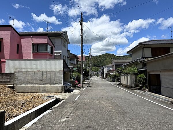 前面道路　東側　公道　幅員約8.1m　間口15.68m
