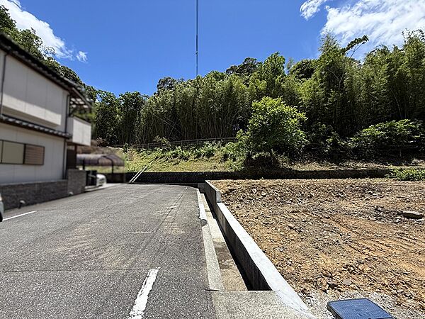 前面道路　東側　公道　幅員約8.1m　間口15.68m