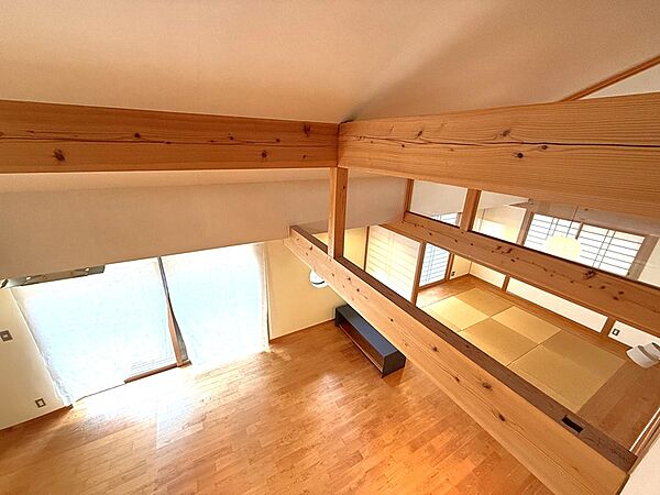 吹き抜けから光が差し込む、開放感あふれるリビング。小屋裏収納から、リビングをみることもできます。