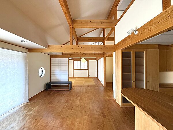 広々21帖のLDK。木の温もりを感じる開放的なリビング。現しになった梁が空間に広がりを与え、穏やかな時を刻みます。