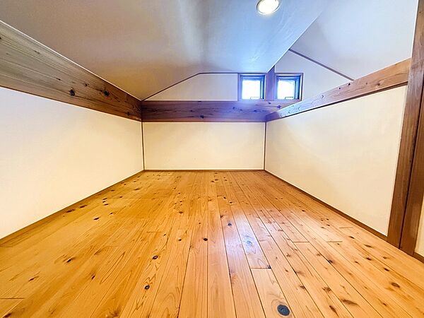 小屋裏収納は、季節物や普段使わない物の収納に便利です。
