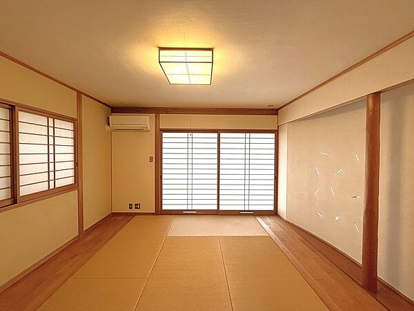 日本の風情を感じる和室。お庭部分と繋がっています。