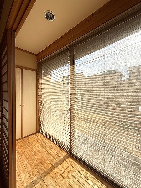 明るい陽光が差し込む1階和室（広縁）。収納も備わり、多目的にご利用いただけます。木目の温かさが、穏やかな空間を演出します。