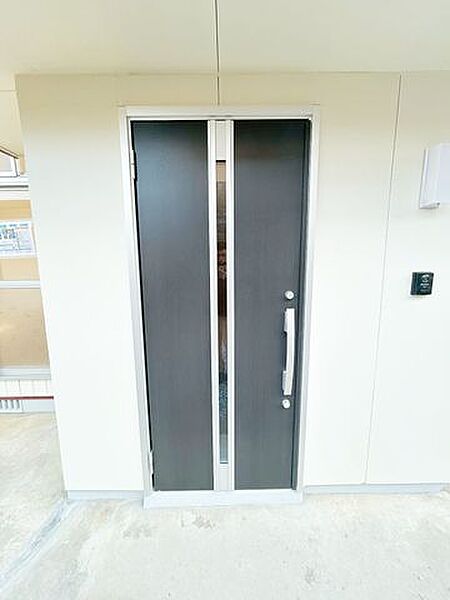 【リフォーム済】玄関です。玄関ドアはLIXIL社製の新品のものに交換いたしました。鍵も2つあるので防犯性も高まりますね。
