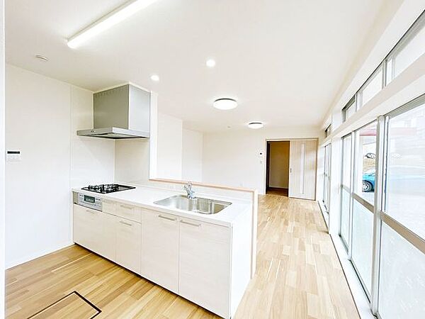 【リフォーム済】キッチンは永大産業製の新品に交換しました。水はねを抑える静音シンクを標準採用。家族との会話を妨げません。