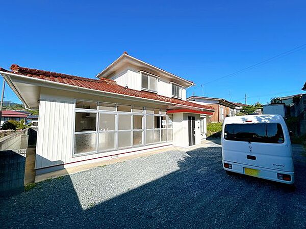 【リフォーム済】外観別アングルです。外壁は塗装工事を行いました。また軽自動車であれば玄関前にも駐車することが可能です。