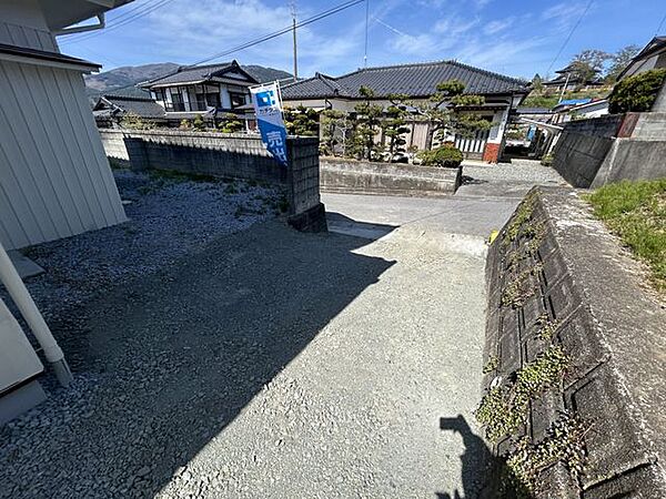 【リフォーム済】駐車場は道路側の縦列のスペースと玄関前にも駐車スペースがあります。最大で3台以上お車を停められます。