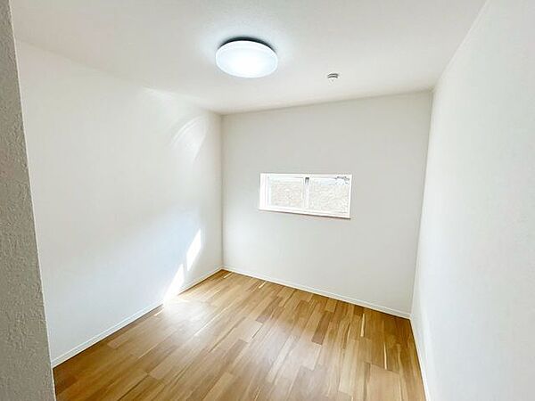 【リフォーム済】1階東側洋室です。DKから約5.25帖洋室へと生まれ変わりました。お子様の部屋としても使用可能です。
