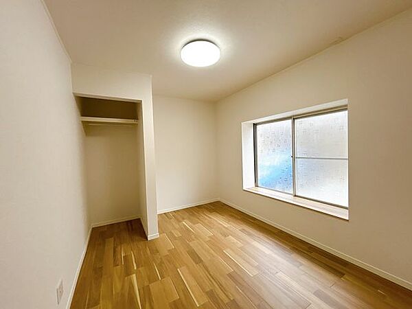 【リフォーム済】1階南側洋室です。約5.63帖洋室へリフォームを行いました。収納部屋としてもお使いいただけます。