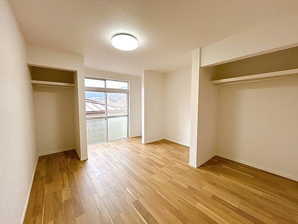 【リフォーム済】1階北側洋室です。約8.5帖洋室へリフォームを行いました。ご夫婦の寝室にいかがでしょうか。