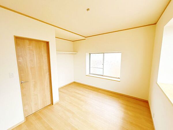 【リフォーム済】2階東側和室です。フロアの張替え、クロスの張替えを行いました。