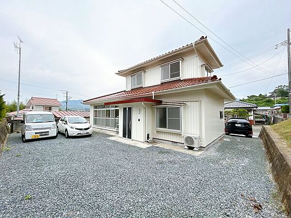 【リフォーム済】駐車場別アングルです。せまいスペースではありますが1台分通行できるスペースはあります。