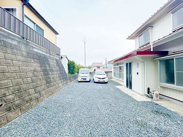 駐車場別アングルです。並列でも余裕をもって止めることができます。