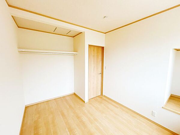 【リフォーム済】2階西側洋室別アングルです。