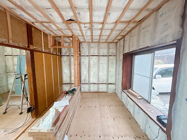 【リフォーム中】1階の各居室・水回りは断熱材を床・壁・天井に敷きこみました。エアコン等を付ければ冬でも快適に過ごせますね。