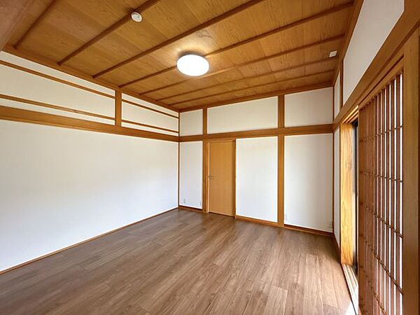 【リフォーム済】1階北側洋室です。壁クロス、床フロアを張替え、12.75帖の洋室へとリフォームしました。