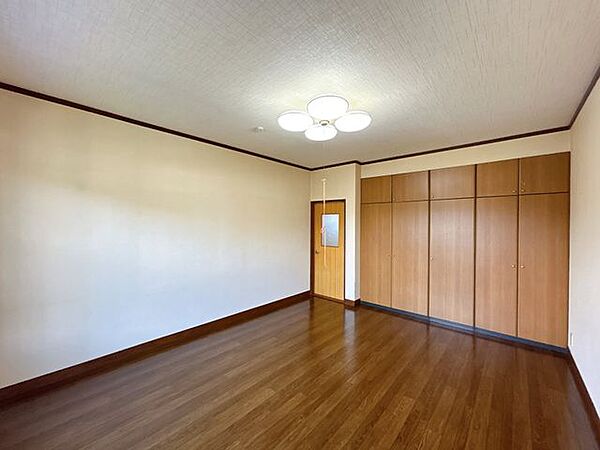 【リフォーム済】2階8帖洋室です。クリーニングを行いました。