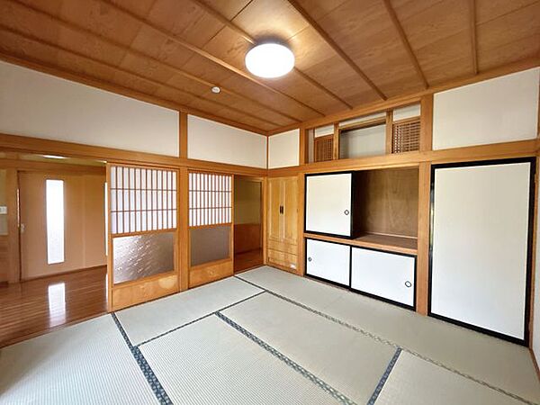 【リフォーム済】1階和室です。畳表替え、クロス張替え、ふすま・障子張り替えを予定しています。