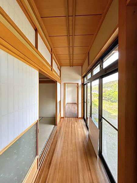 【リフォーム済】一階広縁です。一部分が洋室内に含まれる形になります。