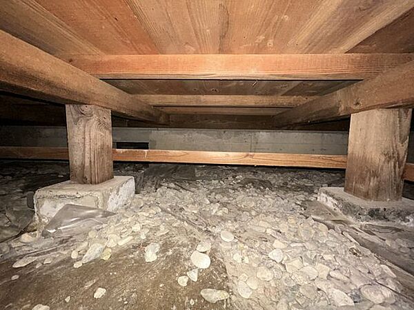 中古住宅の3大リスクである、雨漏り、主要構造部分の欠陥や腐食、給排水管の漏水や故障を2年間保証します。その前提で床下まで確認の上でリフォームし、シロアリの被害調査と防除工事もおこないます。