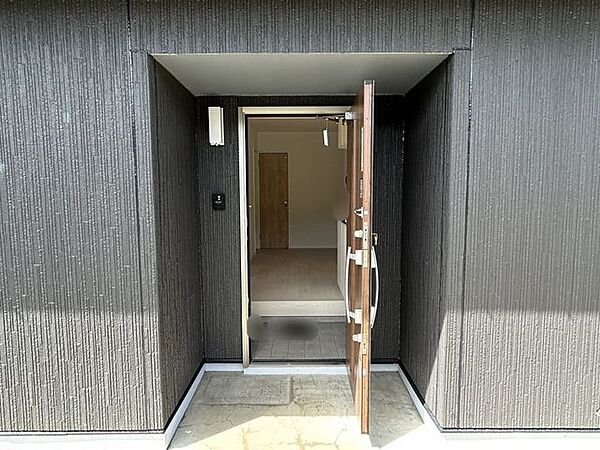 【リフォーム済】玄関です。新品の玄関に交換いたしました。