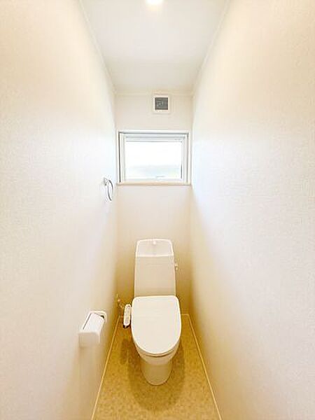 【リフォーム済】トイレは温水洗浄機能付きに新品交換しました。キズや汚れが付きにくい加工が施してあるのでお手入れが簡単です。直接肌に触れるトイレは新品が嬉しいですよね。