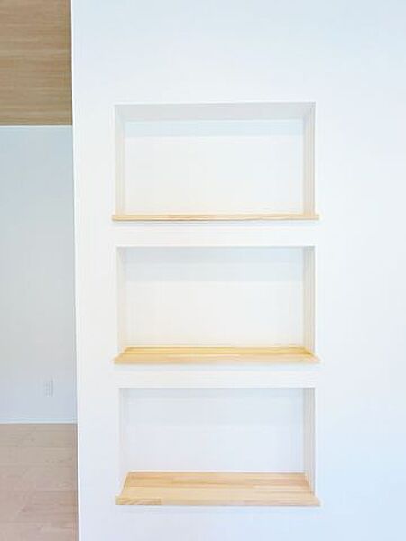 【リフォーム済】リビングのニッチ収納は「見せる収納」としても活躍。おしゃれで機能的な空間を演出します。