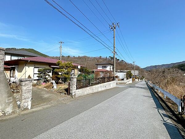 【リフォーム済】前面道路の写真です。交通量が少ない市道のため、駐車も楽々行うことができます。