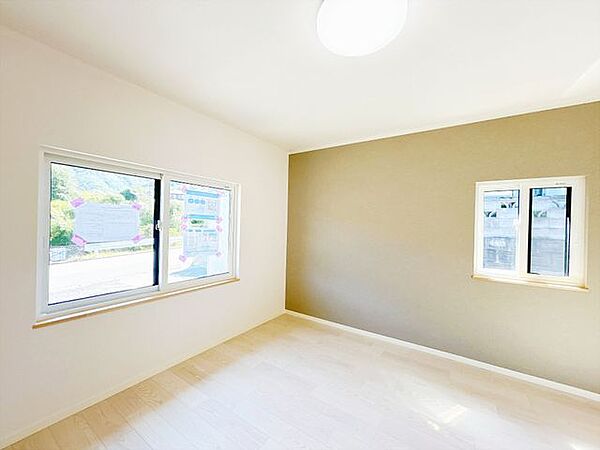 【リフォーム済】南側7.5帖洋室別アングルです。ウォークインクローゼットを設置しました。ご夫婦の寝室にいかがでしょうか。