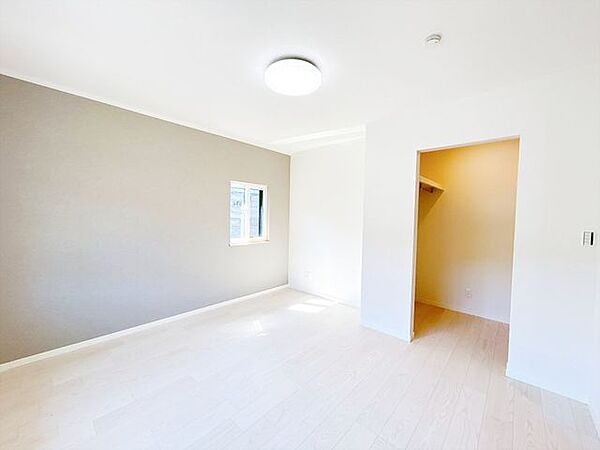 【リフォーム済】南側7.5帖洋室です。フローリングの張り替え、壁紙の張り替えを行いました。