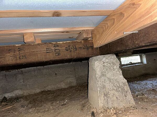 中古住宅の3大リスクである、雨漏り、主要構造部分の欠陥や腐食、給排水管の漏水や故障を2年間保証します。その前提で床下まで確認の上でリフォームし、シロアリの被害調査と防除工事もおこないます。