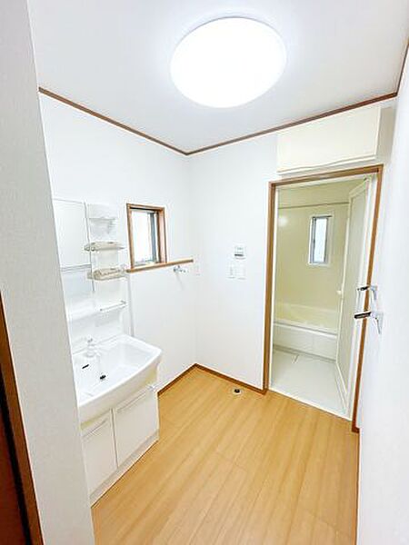 【現況】洗面所は2.5帖と広く、収納もついているので、狭さを感じません。