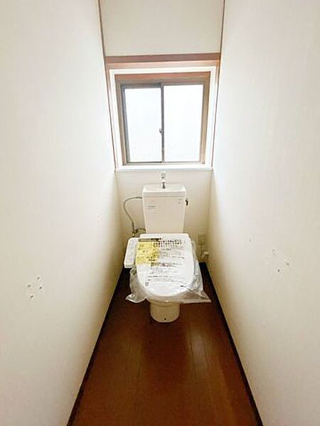 【リフォーム中】トイレです。便座交換、照明交換、クリーニングを行います。