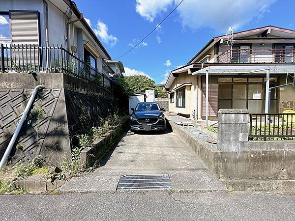 【リフォーム中】駐車場です。縦列2台駐車可能です。