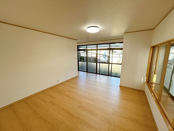 【リフォーム中】1階南側和室別アングルです。洋室へリフォームを行います。