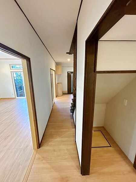 【リフォーム中】1階廊下です。クロス張替え、照明交換、クリーニングを行います。