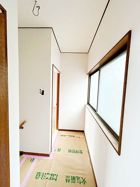 【リフォーム中】2階廊下です。クロスの張替えを行います。