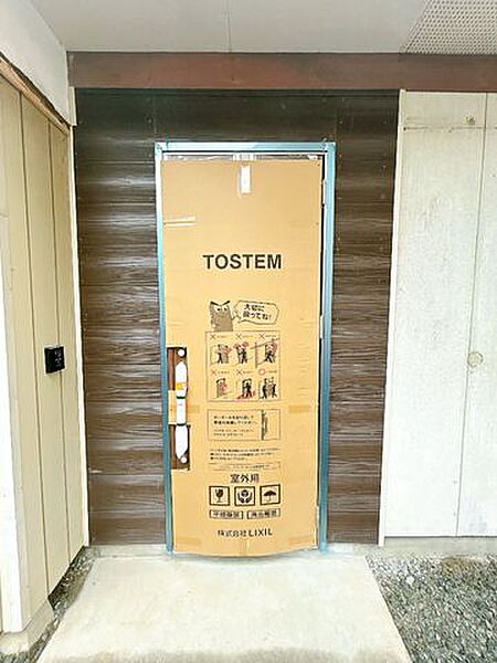 【リフォーム中】玄関はドア交換を行いました。断熱性・防犯性も高まりますので安心ですね。