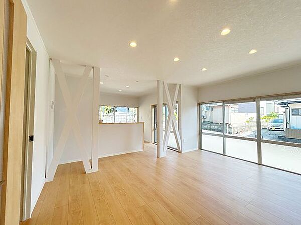 【リフォーム中】リビングです。フローリングの張り替え、壁紙の張り替えを行っております。広々17帖の空間で、素敵な時間をお過ごしください。