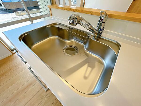【リフォーム済】新品交換したキッチンの水栓金具はノズルが伸びてシンクのお手入れもラクラクです。水栓本体には浄水機能が内蔵されていて、おいしいお水をつくります。