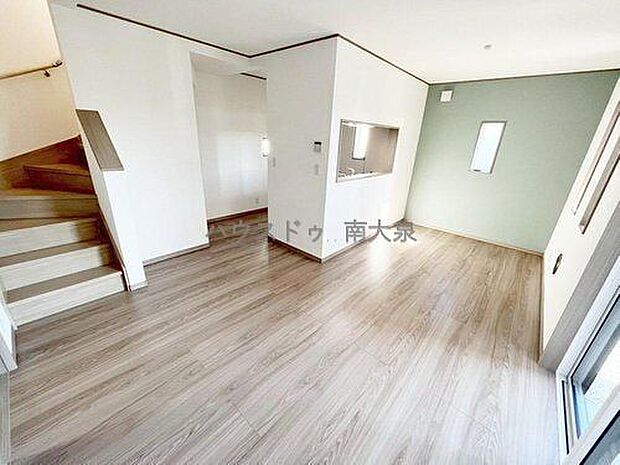 明るく統一感のあるリビングは、ナチュラルな印象シンプルな作りだから、インテリアの配置も自由