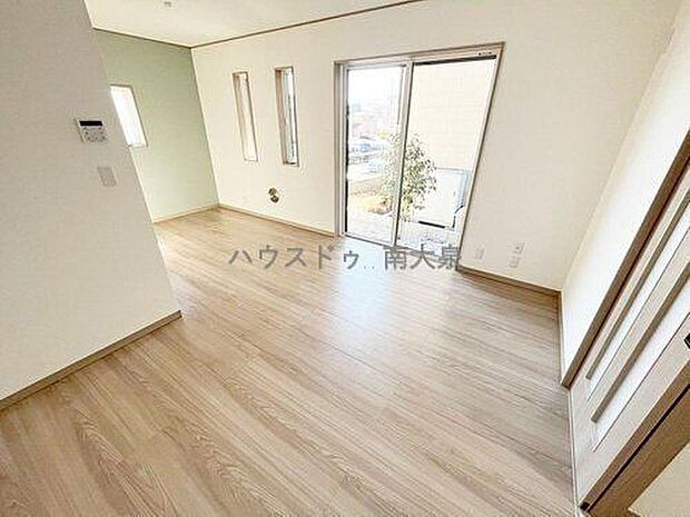 自然光が差し込むリビングスペースはとても居心地の良い空間です。ご家族が集まりゆったりと過ごせる「憩いの場」になるリビングを是非ご覧ください